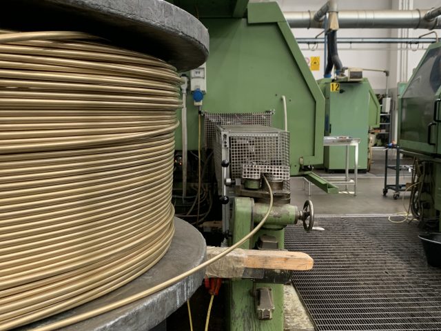 In questa foto si vedono dei macchinari grandi di colore verde per le minuterie meccaniche Bergamo